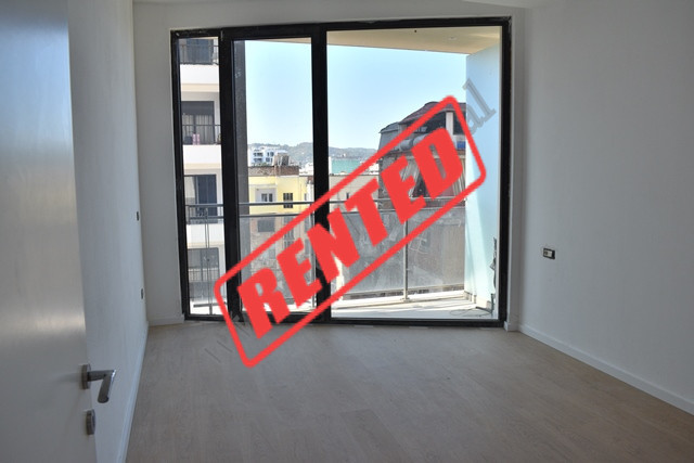 Ambient zyre me qira ne rrugen Mine Peza pjese e Golden Tower Residence ne Tirane.
Eshte e pozicion